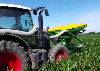 Sachador adubador com tremonha frontal