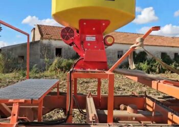 Sementeira da cultura de cobertura com alfaia combinada